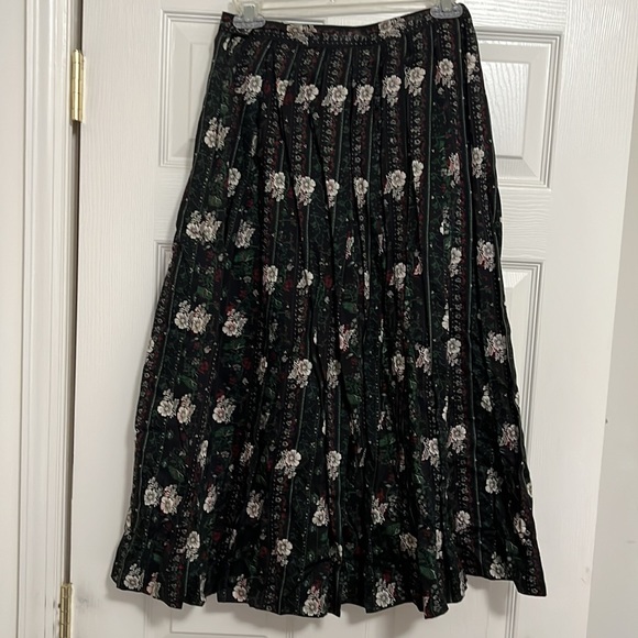 Vintage Austrian skirt, EU size 38, waist 27 1/2 inch - Picture 2 of 6